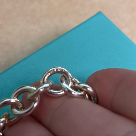 Tiffany & Co. Silver Charm Bracelet with Chunky Link Design - Picture 3 of 6